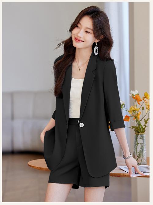 黑色中袖外套怎么搭配