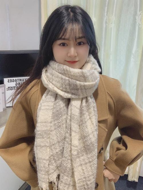 呢子大衣怎么搭配围巾