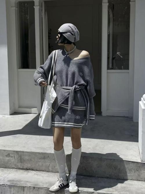 灰色针织长裙怎么搭配