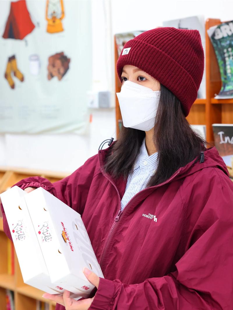 酒红色针织帽怎么搭配