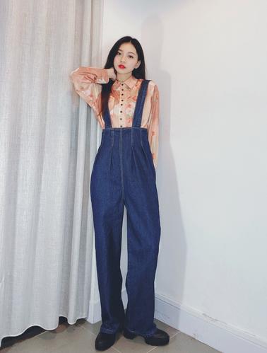 蓝色背带裤怎么搭配好看