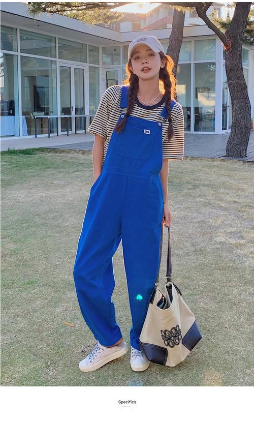 蓝色背带裤怎么搭配好看