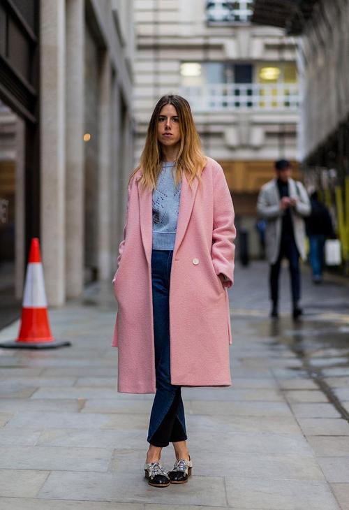 粉色大衣搭配什么裤子