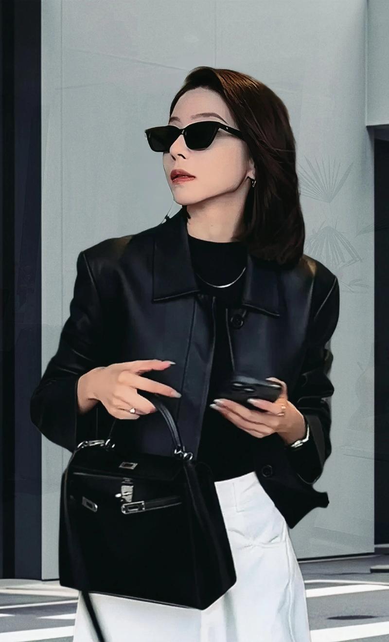 秋季黑色皮衣怎么搭配好看