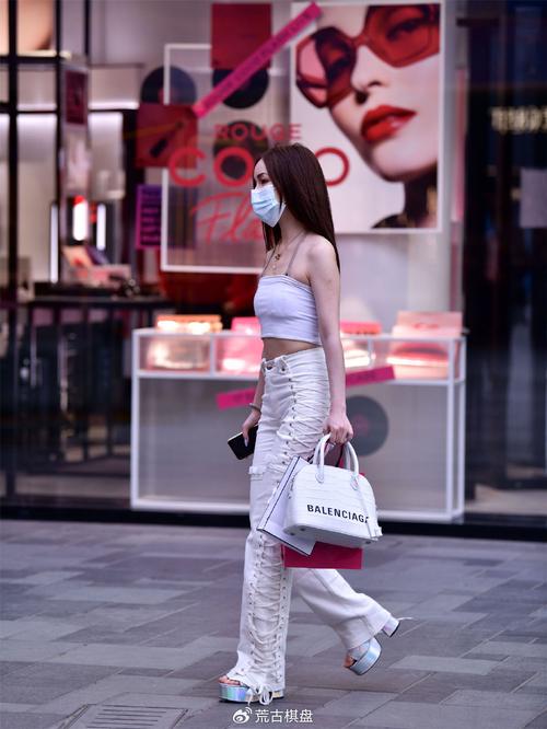 银色凉鞋怎么搭配