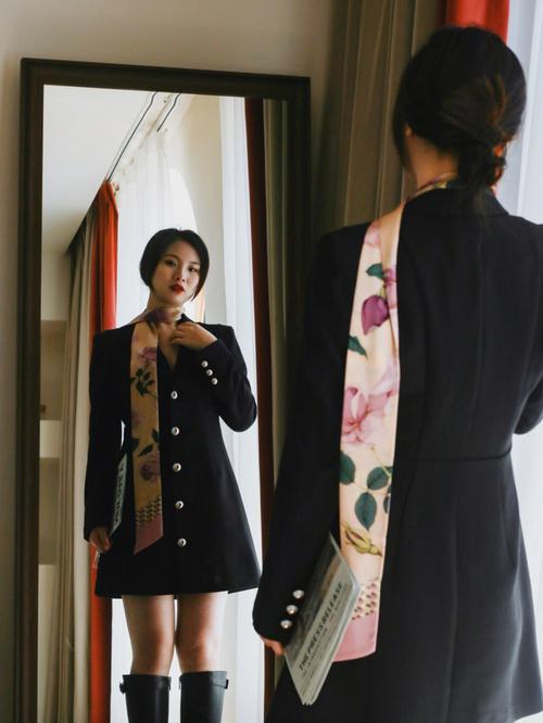 黑色裙子和丝巾怎么搭配