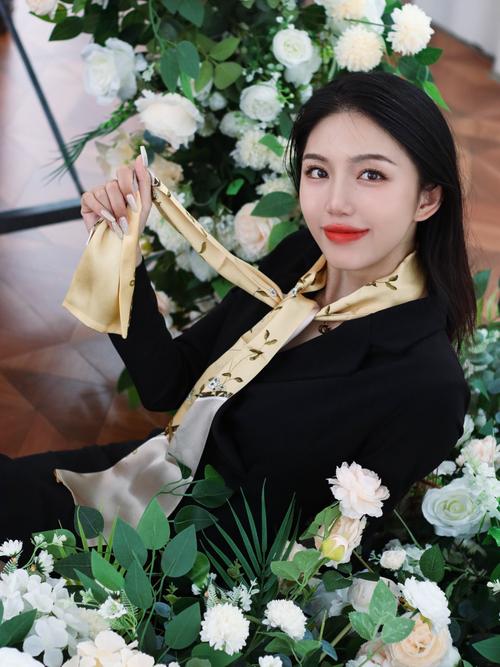 黑色裙子和丝巾怎么搭配