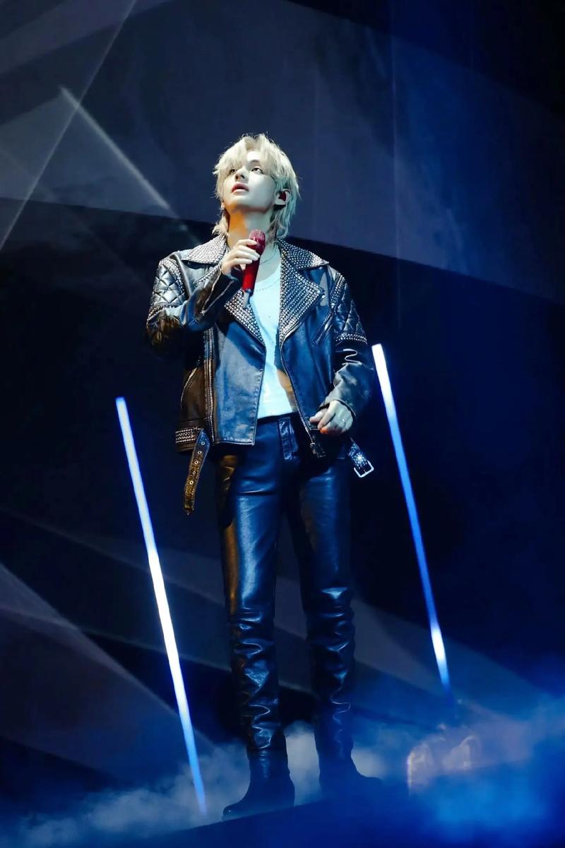 男皮裤怎么搭配照片