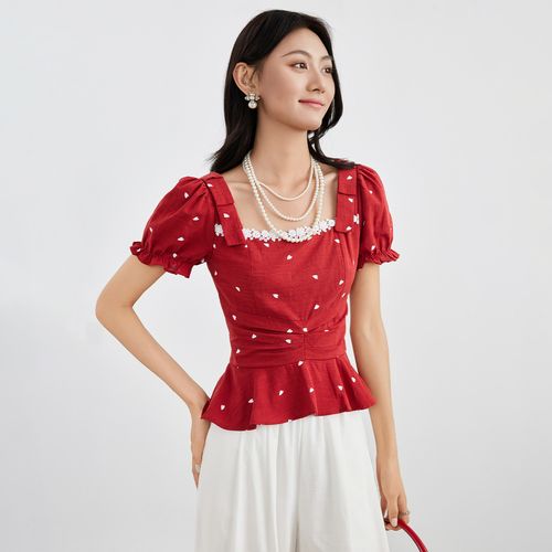 红色荷叶边蕾丝上衣怎么搭配