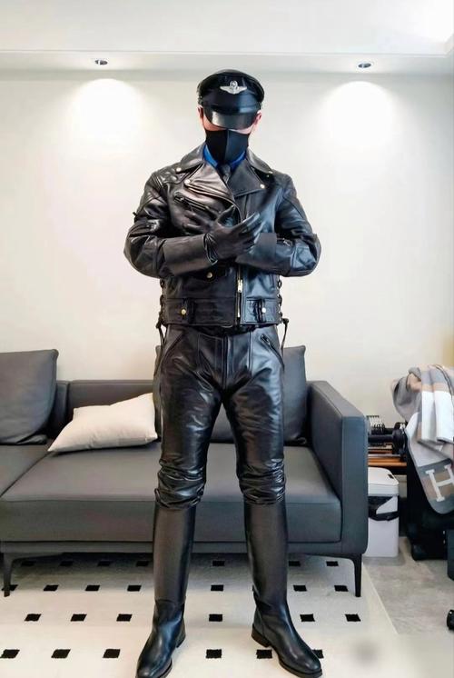 破洞皮裤怎么搭配