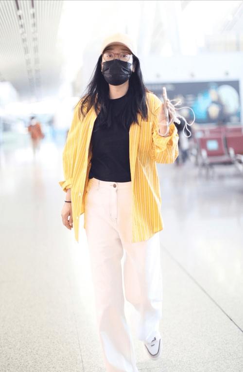 荧光色外套怎么搭配