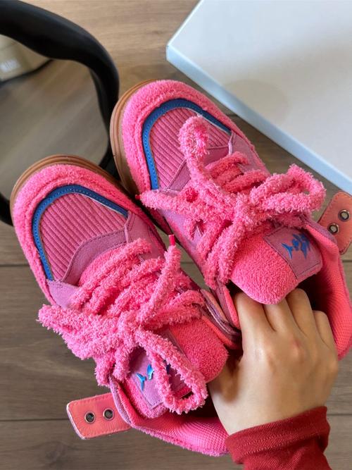 粉色鞋子怎么搭配秋冬