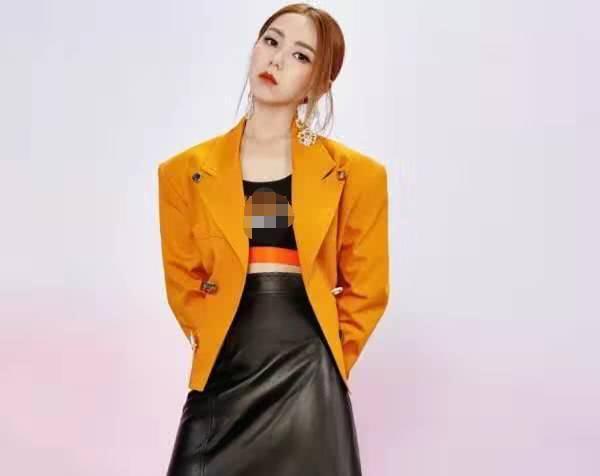 橙色包臀半身皮裙怎么搭配