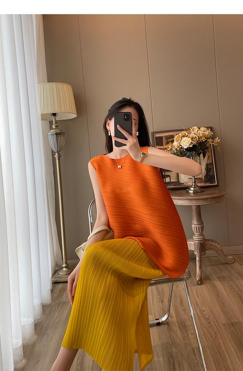 橙色包臀半身皮裙怎么搭配