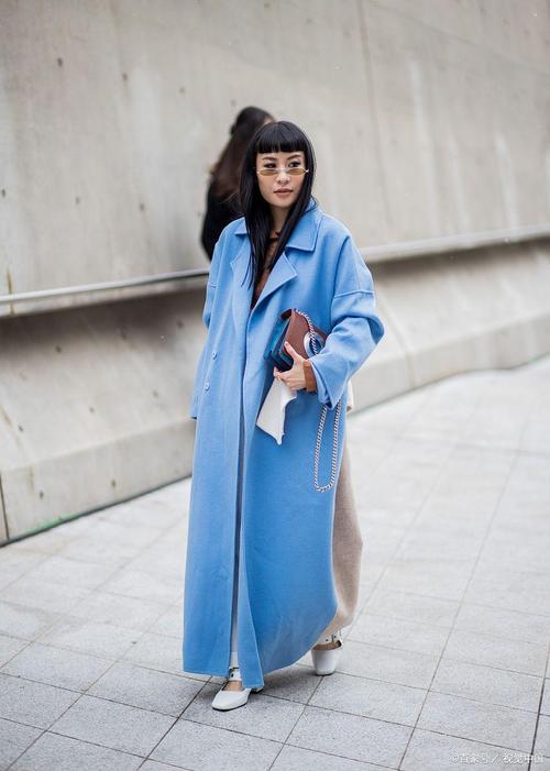 淡蓝色风衣怎么搭配