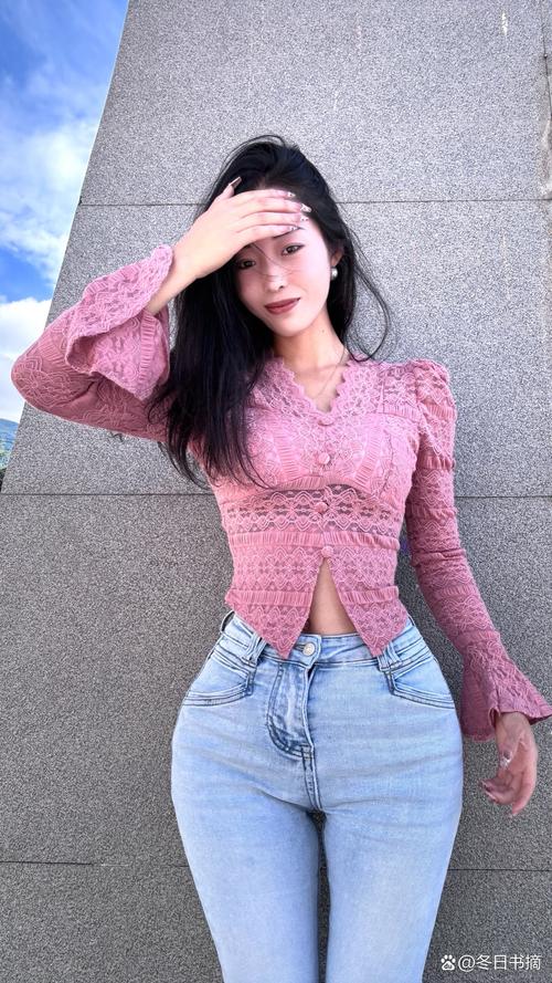 粉色的长款蕾丝外套怎么搭配裤子
