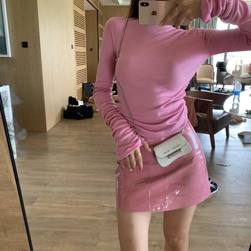 粉色皮裙怎么搭配上衣