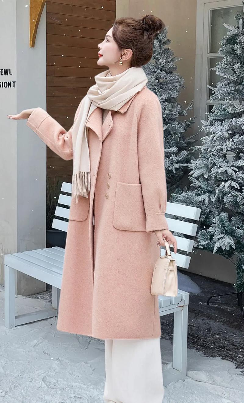 粉色双面绒大衣里面怎么搭配