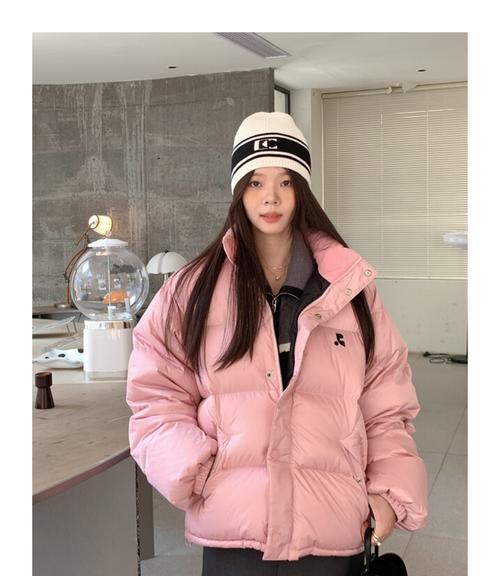 裸粉色短羽绒服怎么搭配