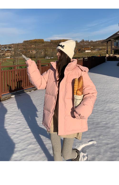 裸粉色短羽绒服怎么搭配