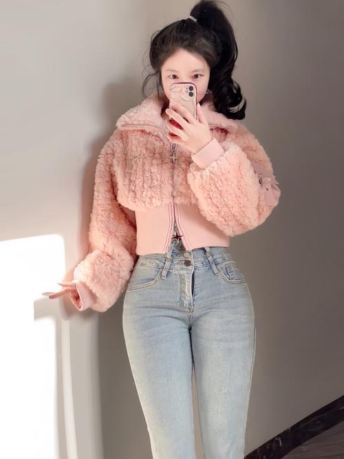 裸粉色外套怎么搭配