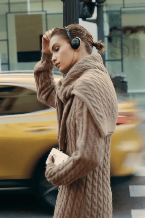 姜黄色毛衣下身怎么搭配