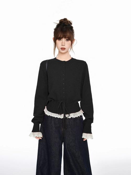 黑色短款毛衣怎么搭配图片