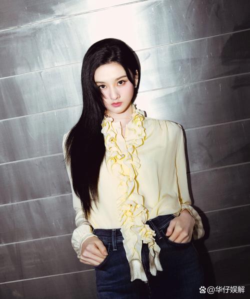 黄色衬衣配什么裤子