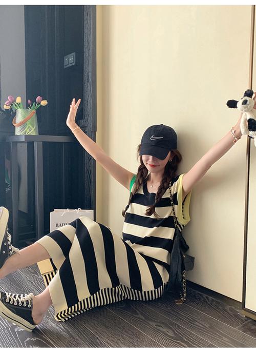 黑白条纹背心裙怎么搭配