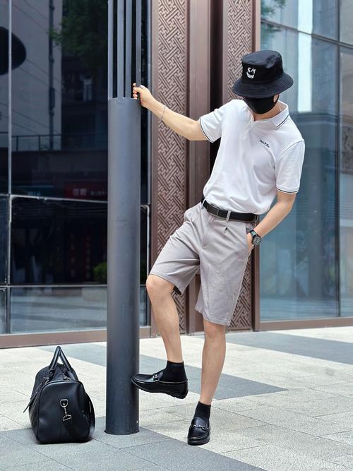 男士白色豆豆鞋怎么搭配