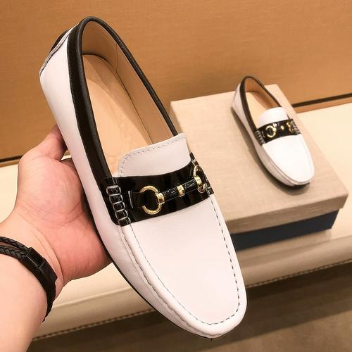 男士白色豆豆鞋怎么搭配