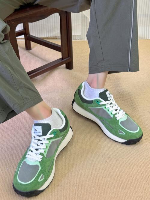 亮色运动鞋怎么搭配