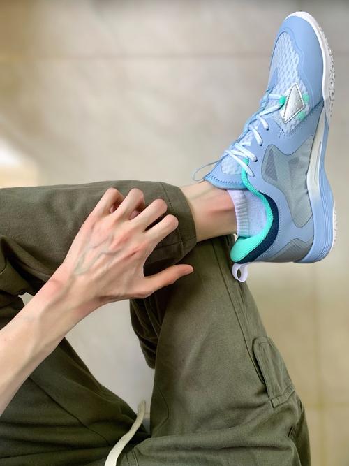 亮色运动鞋怎么搭配