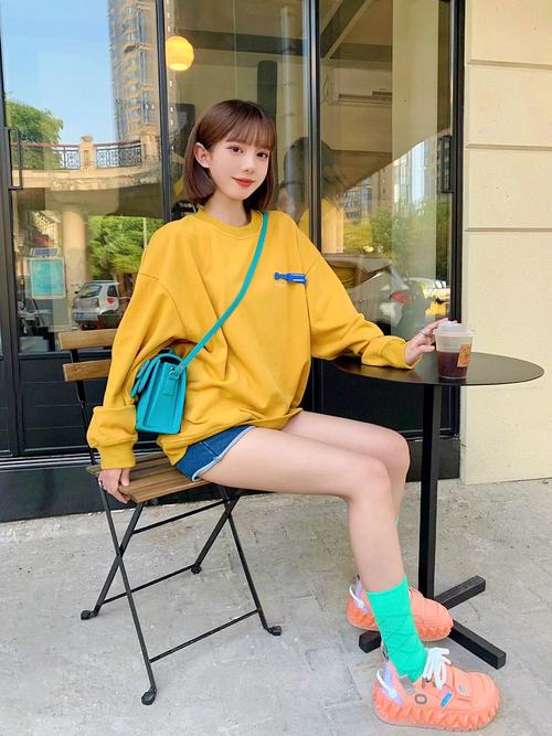 亮色运动鞋怎么搭配