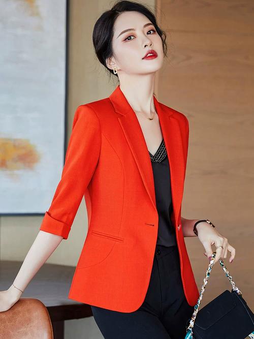 橙红色长款西装外套怎么搭配