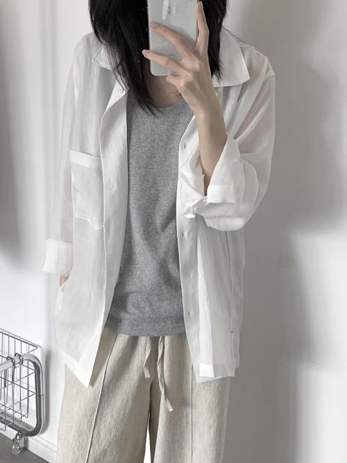 秋季宽松白衬衫怎么搭配外套