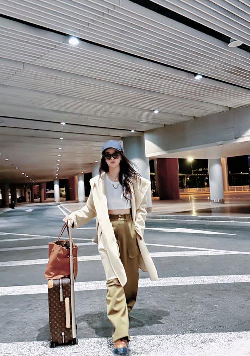 米色风衣搭配什么裤子