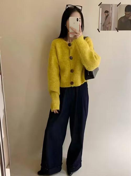 黄色短款毛衣怎么搭配