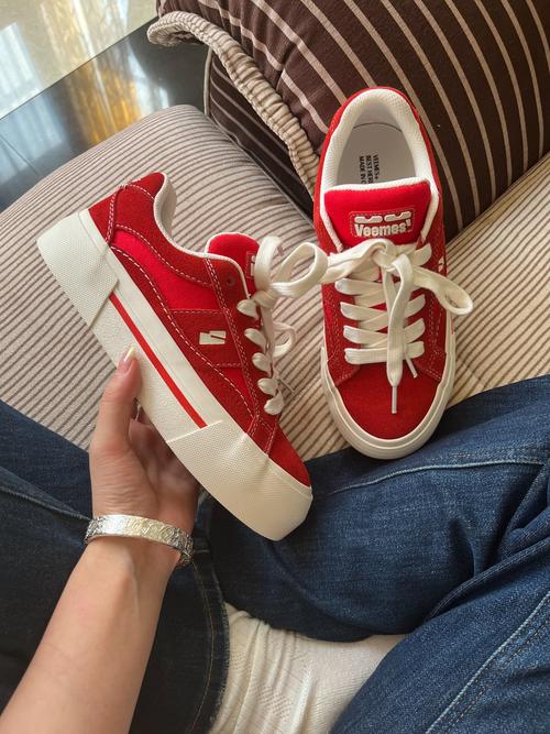 男生红色的鞋子怎么搭配