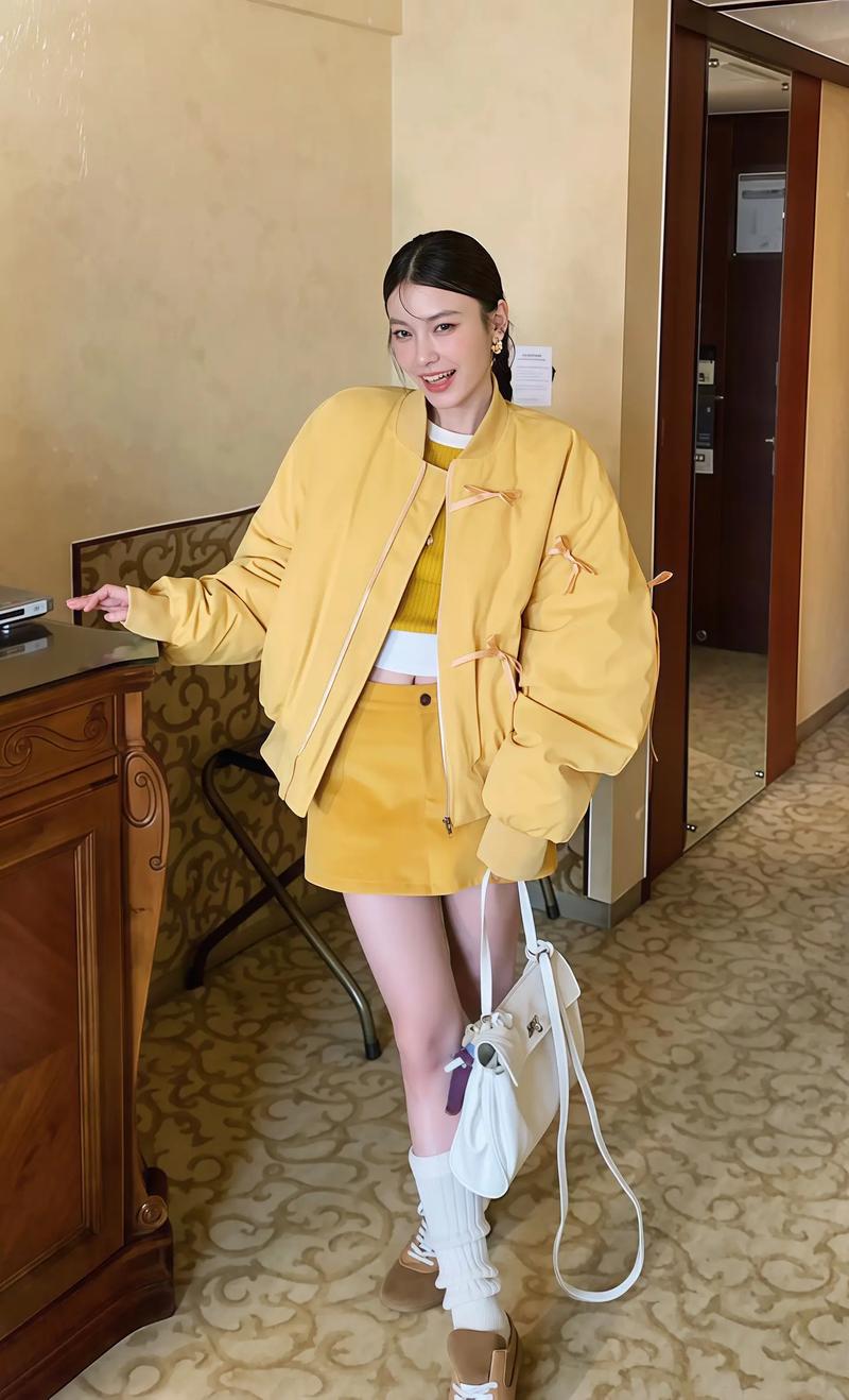 嫩黄色棒球服棉服怎么搭配