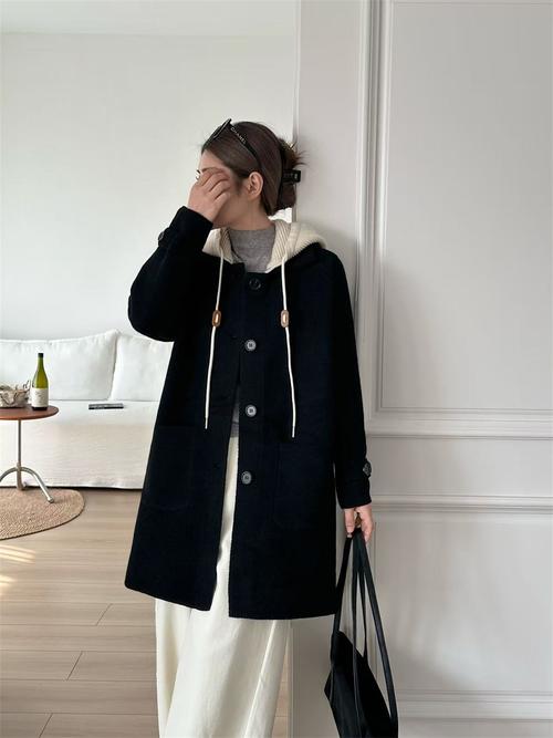 黑色呢子大衣怎么搭配帽子