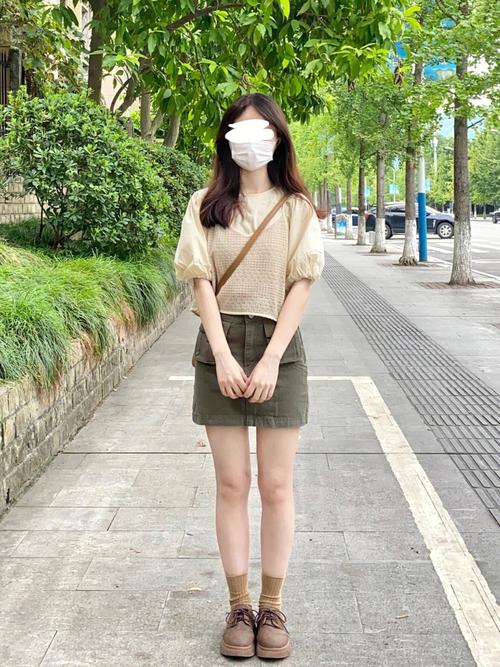 土色短裙怎么搭配