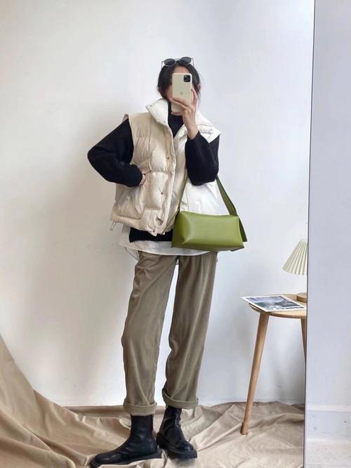 男生冬天米色小马甲怎么搭配