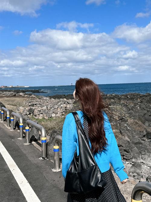 蓝色针织绒毛大衣怎么搭配