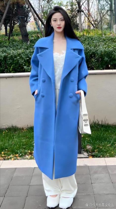 蓝色针织绒毛大衣怎么搭配