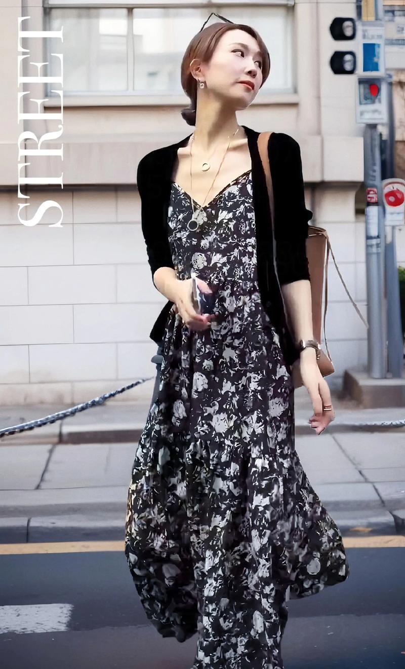 碎花打底连衣裙怎么搭配