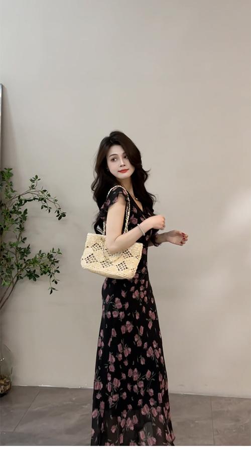 碎花打底连衣裙怎么搭配