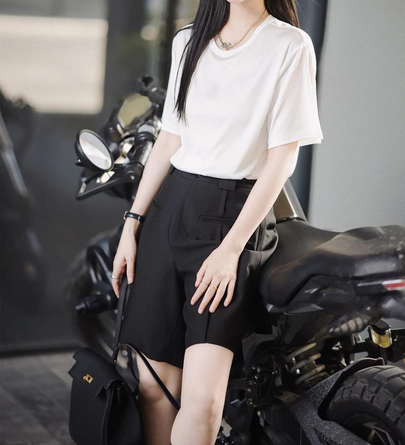 西装短裤搭配什么上衣