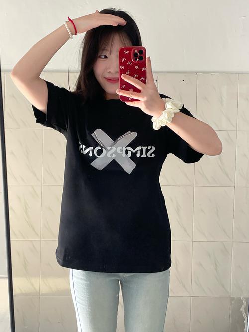 女黑色t?怎么搭配好看