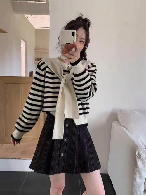 短款条纹开衫怎么搭配